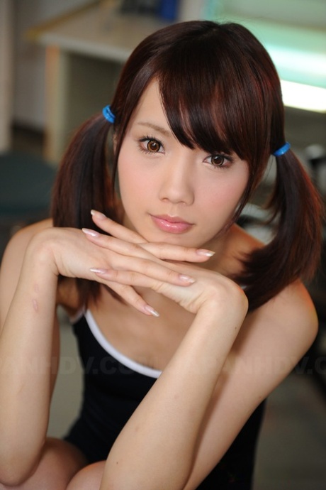 Jeune fille asiatique Ageha Kinoshita, modèle non dénudé avec des couettes.