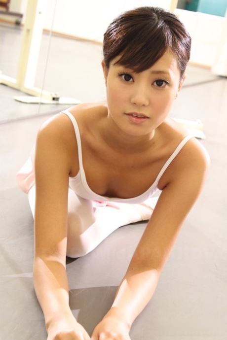 Die japanische Ballerina Ruri Kinoshita streckt ihren jungen Körper in Strumpfhose und Tutu