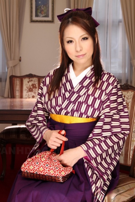 Japonka Himeki Kaede se chystá svléknout kimono, aby potěšila strážce