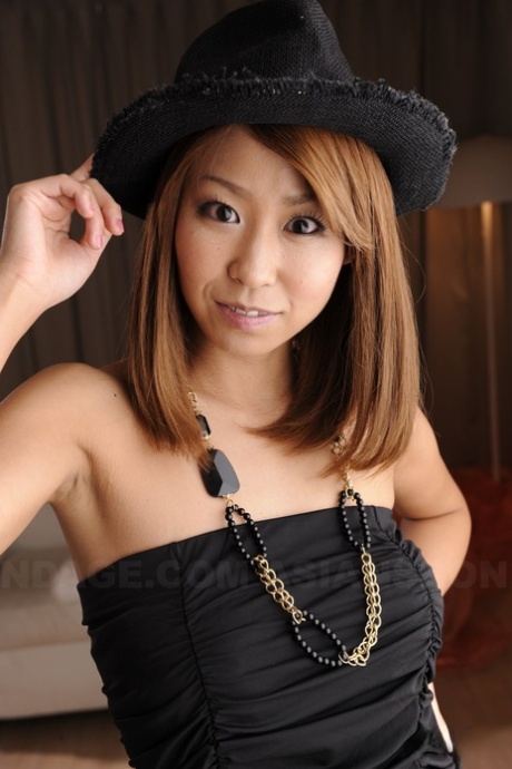 Une Japonaise sexy dévoile ses jolis seins et sa touffe en se déshabillant.
