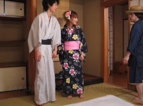 Japońska gospodyni domowa Eri Hoshikawa dostała swoje coochie creampied w perwersyjnym 3some