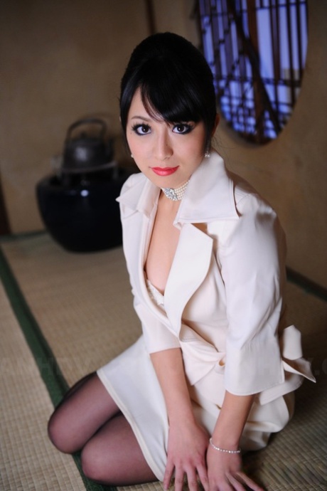 Nana Kunimi, modelo japonês de classe, pisca o seu soutien de renda com lábios vermelhos.