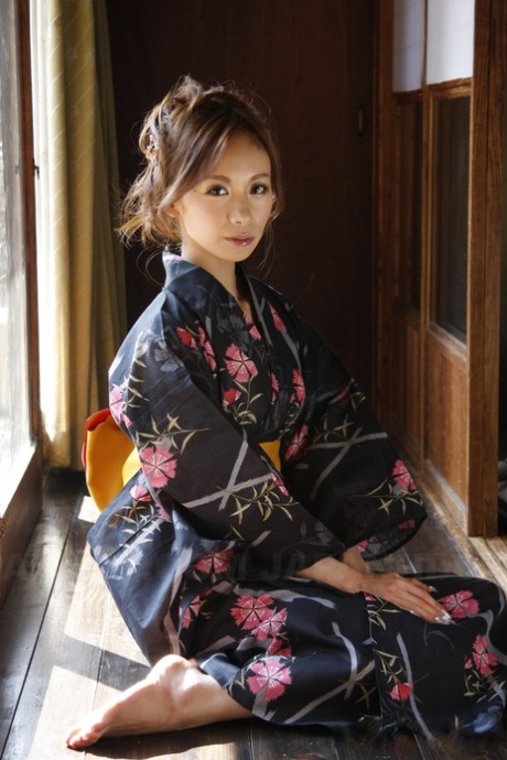 Japanska modellen Shuri Maihama tar av sig trosor i kimono