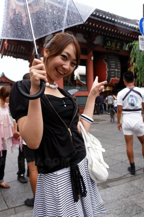Ładna japońska laska Ryo Akanishi pokazuje nogi i dekolt w miejscu publicznym