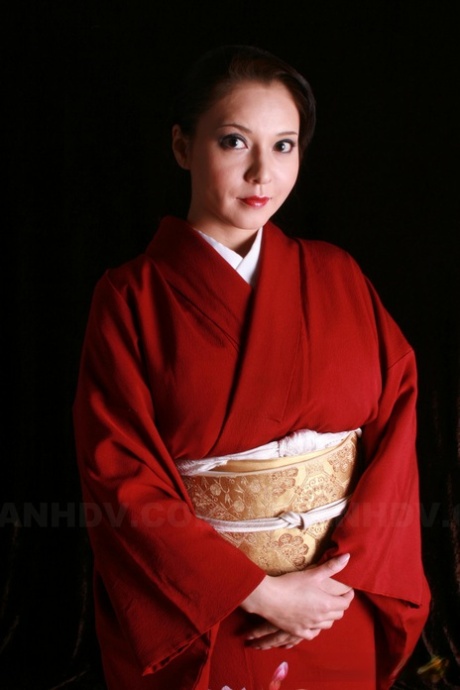 Japanisches Model Yuki Tsukamoto streichelt ihre festen Brüste, während sie sich auszieht