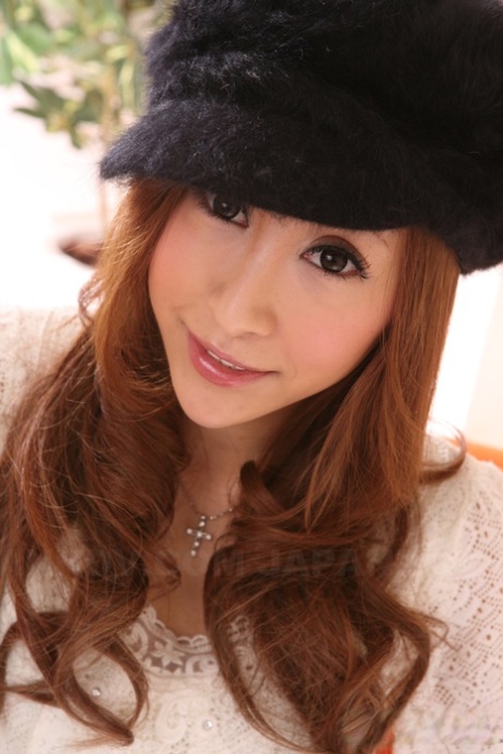 Söt japansk tjej med rött hår släpper loss sina stora naturliga bröst