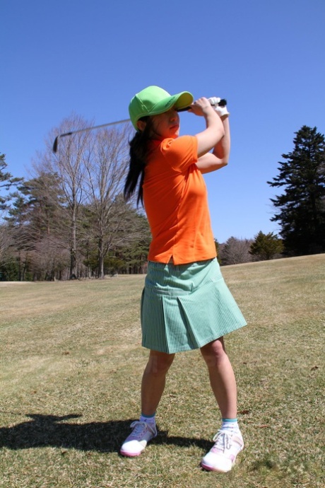 Japońska golfistka Nana Kunimi nie pokazuje majtek podczas ustawiania się w kolejce do putta