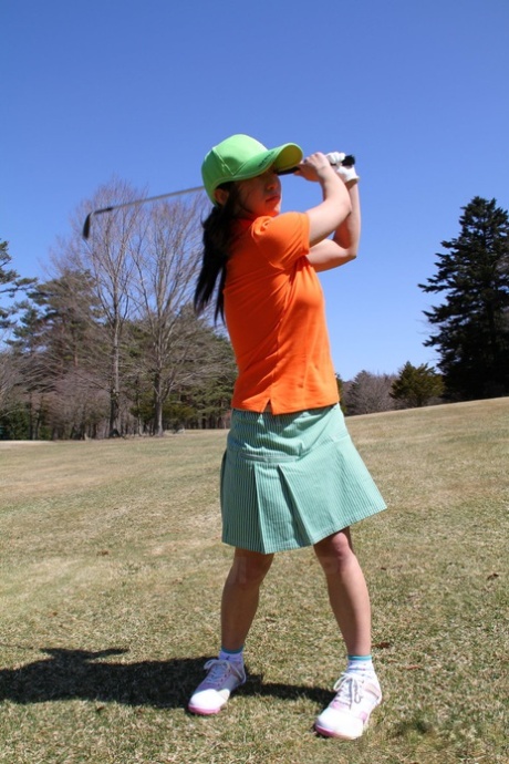 A jogadora de golfe japonesa Nana Kunimi não pisca a camisa de cima enquanto alinha um putt