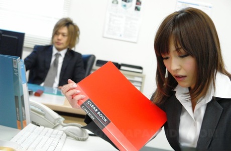 La giapponese Yukina Aoyama si strofina la figa prima di togliersi gli abiti da lavoro