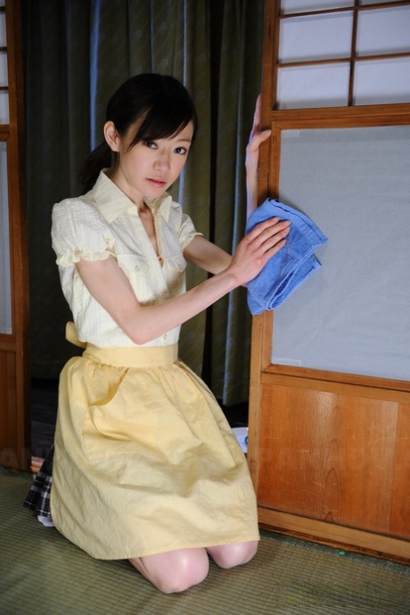 Młodo wyglądająca Japonka Aoba Itou przebiera się w pluszową koszulkę