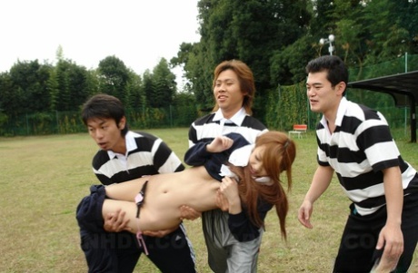 Japonka An Umemiya obciąga trzem mężczyznom na polu podczas fantazji o gwałcie