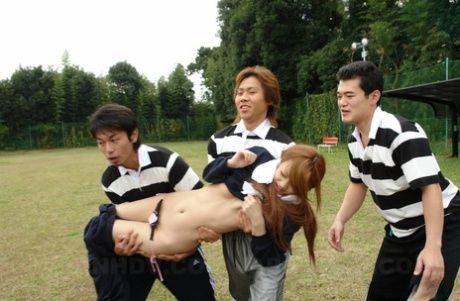 Japans meisje An Umemiya pijpt drie mannen in een veld tijdens verkrachtingsfantasie