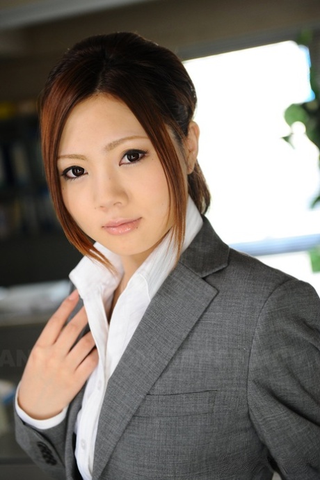 Den japanska affärskvinnan Iroha Kawashima blottar sin bh innan hon tar på sig glasögon