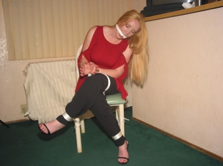 Jahodová blondýnka slintá na velký prs poté, co má roubík a je svázaná