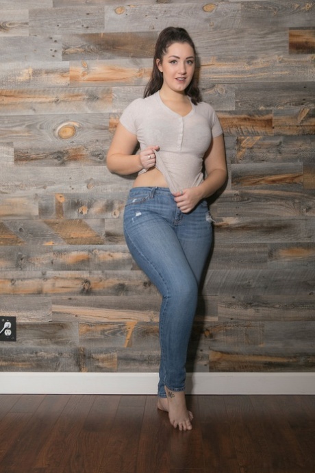 Amatör BBW Lexi Lloyd avslöjar stora naturliga bröst och fet röv när hon strippar