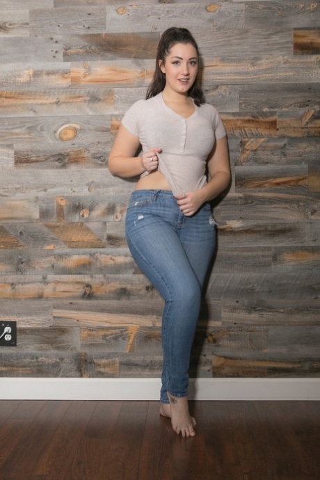 业余的BBW Lexi Lloyd在脱衣时露出了天然的大奶子和肥大的屁股