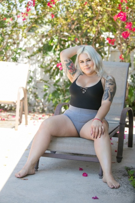 Blondýna BBW s tetováním Blondie Franklin vystavuje svůj tlustý zadek, když se svléká
