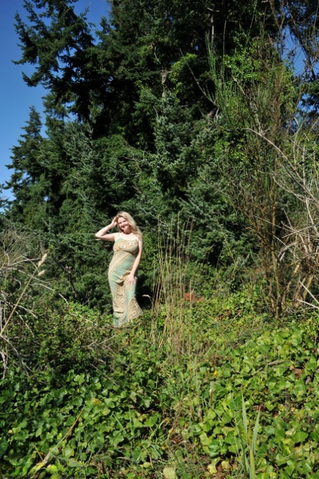 Rijpe amateur Tasty Trixie ontdekt grote naturellen achter zachthout bomen