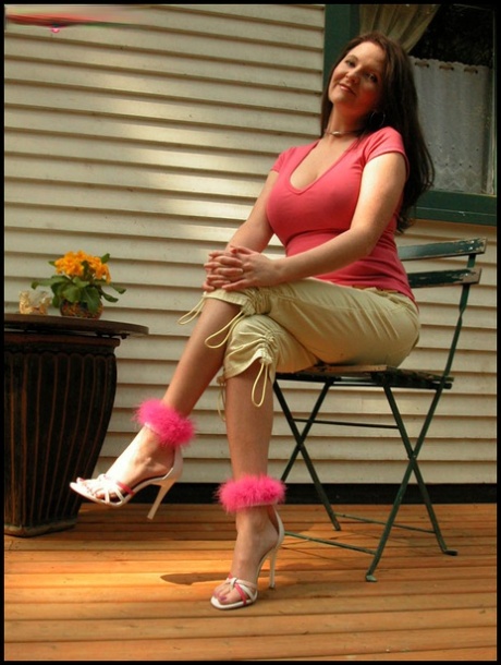 Madura amateur Tasty Trixie se desnuda en cubierta con sandalias de tacón alto