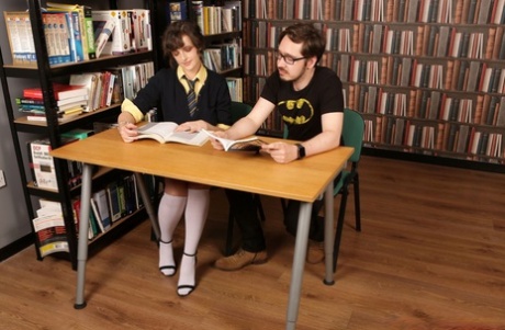 Des femmes geeks se déshabillent et se branlent sur un autre geeks à la bibliothèque.