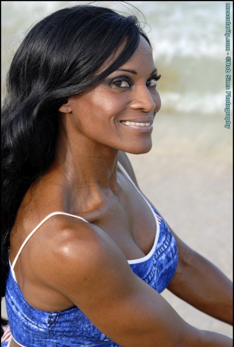 La bodybuilder nera Debra Dunn mostra i suoi muscoli in spiaggia con un abbigliamento in denim