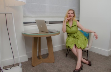 Blonďatá amatérka Mim Turner uvolňuje svá velká přírodní prsa, když sundává šaty