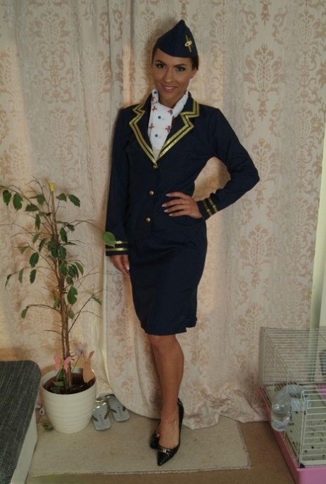 Stewardess doet haar rok omhoog terwijl ze worstelt met handboeien