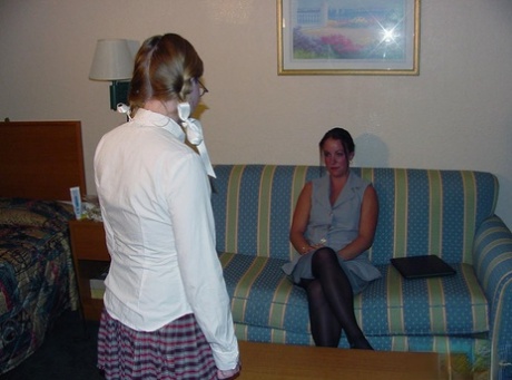 オタクの女子高生Candyは、教師Chynnaからレズビアン・セックスを教わる。