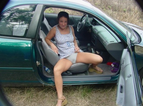Amatör tjej Chynna fingrar hennes fitta och rövhål i en bil före POV sex