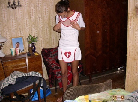 Amateur Küken Dasi West posiert nicht nackt in einem frechen Krankenschwester Outfit auf einem Bett