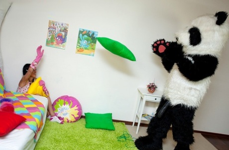 Smal tonåring med svart hår i flätor blir knullad av en Panda