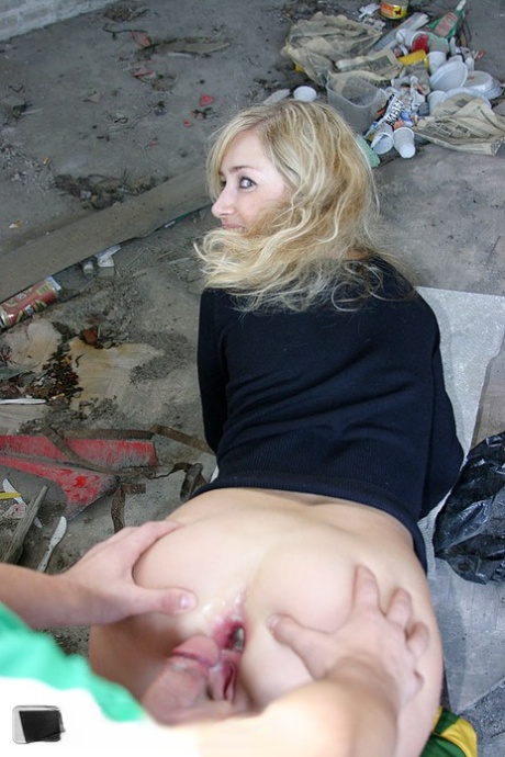 Blond meisje doet hardcore anaal in een verlaten gebouw met vreemden