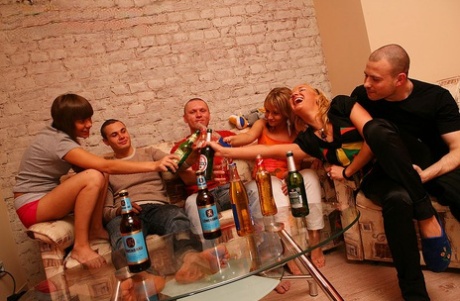 Uczennice uczestniczą w seksie grupowym po spożyciu alkoholu