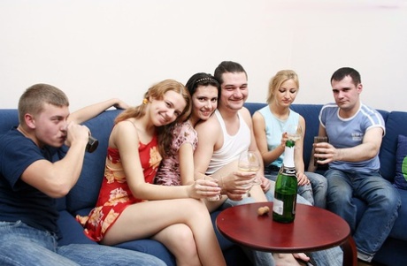 Drunk college kids get involved in hardcore group sex games