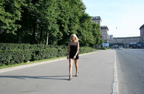 Blond jente Daisy blinker på en asfaltert vei før hun har sex på et piknikbord
