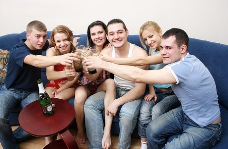 College-Kids ziehen sich vor dem Gruppensex nackt aus und trinken Schnaps