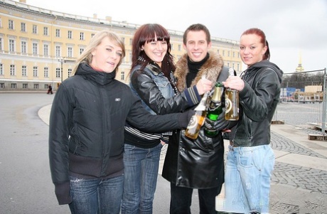 College-Studenten haben nach Alkoholkonsum einen Vierer auf einem Bett