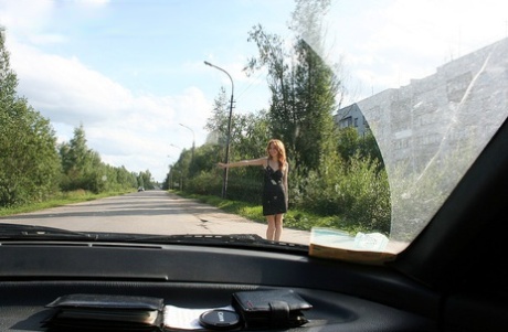 Redhead Sabrina Redhart wird von der Straße abgeholt, bevor sie MMF-Sex in einem Auto hat
