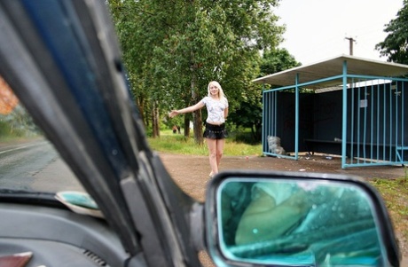 Zierliches Mädchen saugt zwei Schwänze nach dem Ficken in einem verlassenen Gebäude ab