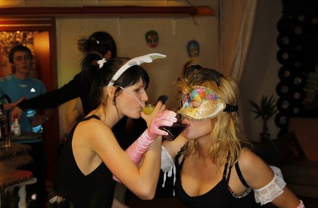 College-piger tilfredsstiller deres kødelige lyster under gruppesex til en fest