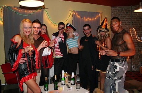 Studenti universitari fanno sesso di gruppo durante una festa di Halloween
