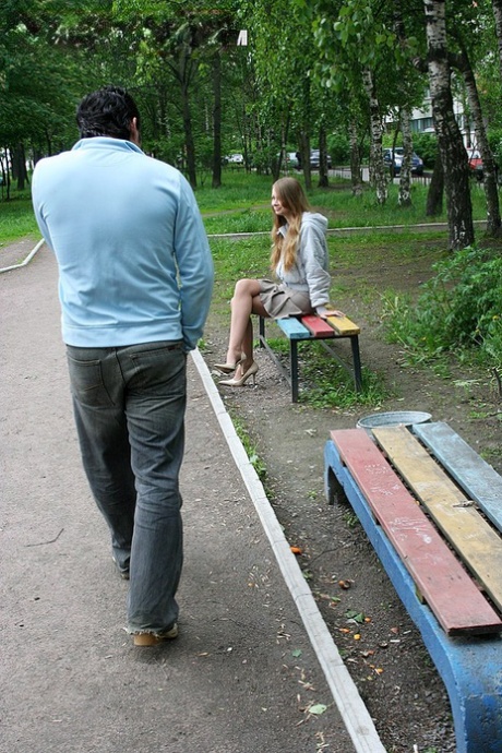 Kåt jente Yulia Blondy spytter ut sæd etter å ha hatt sex i bil og på offentlig sted