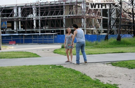 Ragazza arrapata con la lingua bucata fa sesso hardcore MMF in un cantiere edile