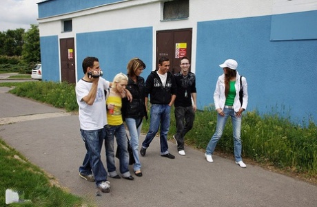 Studenten doen mee aan groepsseks terwijl ze flesje draaien spelen