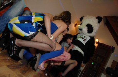 大学生が乱交パーティーをする際、かなりの量のアルコールを消費する。