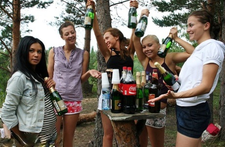 Studenten doen mee aan groepsseks terwijl ze dronken worden aan het meer