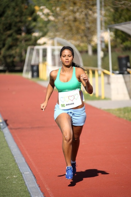 Una teenager atletica si scopa con un dito la sua fregna pelata nella doccia dopo una gara