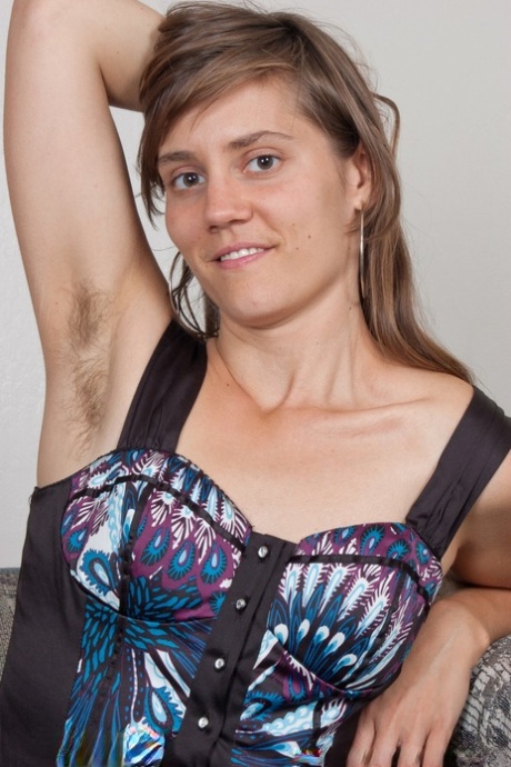 Amatörmodell i sexiga strumpbyxor avslöjar sina håriga armhålor och bäver