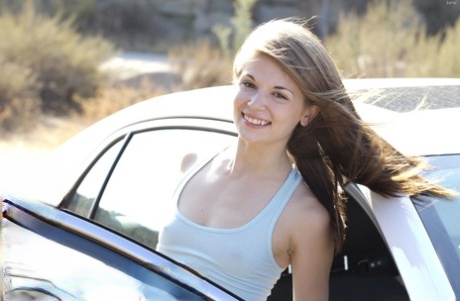 Una guapa morena disfruta desnudándose y abriendo su coño al aire libre