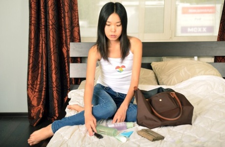 Liten asiatisk tjej visar sina nästan platta bröst för att förföra styvbror